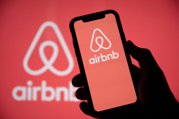 Американський сервіс бронювання житла Airbnb планує змінити бізнес-модель, зокрема розширити сегмент довгострокової оренди та впровадити послугу прокату авто.